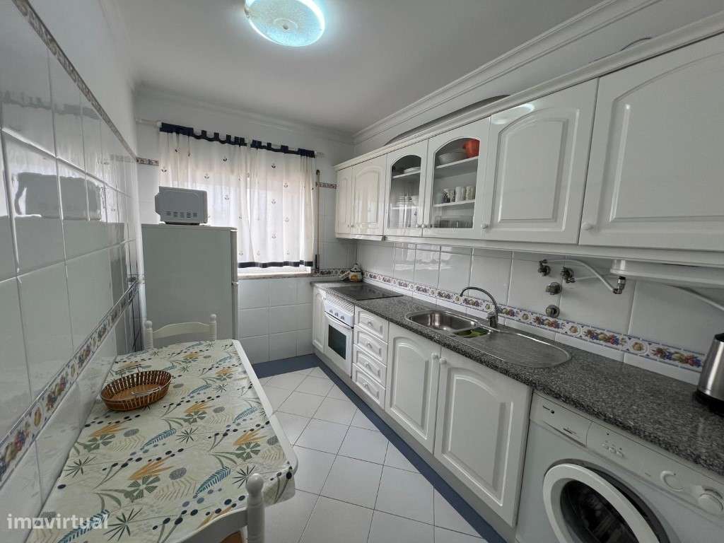 Apartamento T2 amplo com vista mar, a apenas 2 minutos da praia e 5...-6