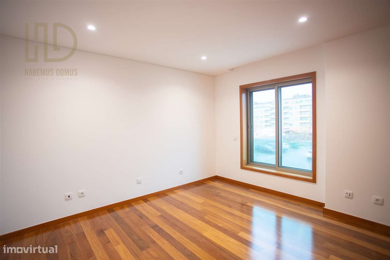 Moradia T3+1 de Luxo com 405m2 a 200 Metros da Praia em Canidelo.-18