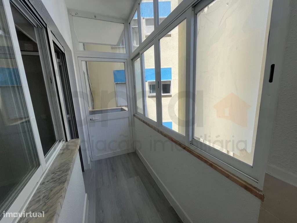 Apartamento T1 Remodelado com Varanda e Elevador-9
