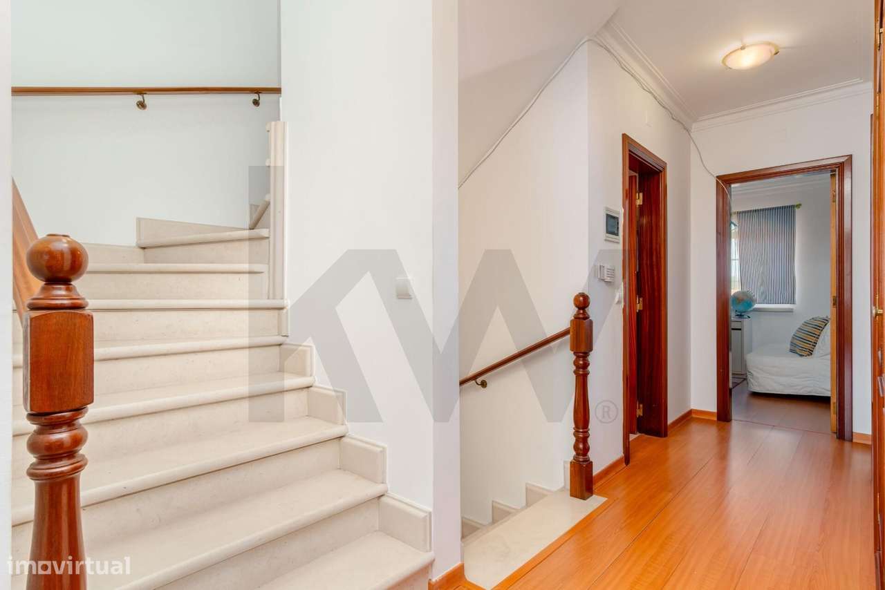Moradia em Banda T4+1 com Jardim, Garagem e Sótão-26