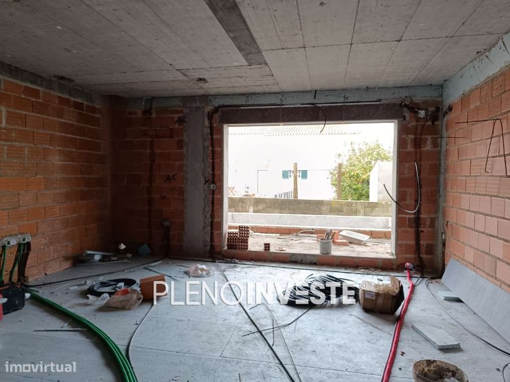 Moradia nova com piscina em Fernão Ferro-2