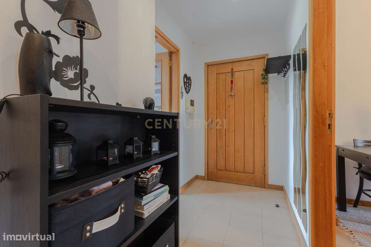 Fantástico Apartamento T2 com Lareira, Varanda e Lugar de Garagem | Fâ-6