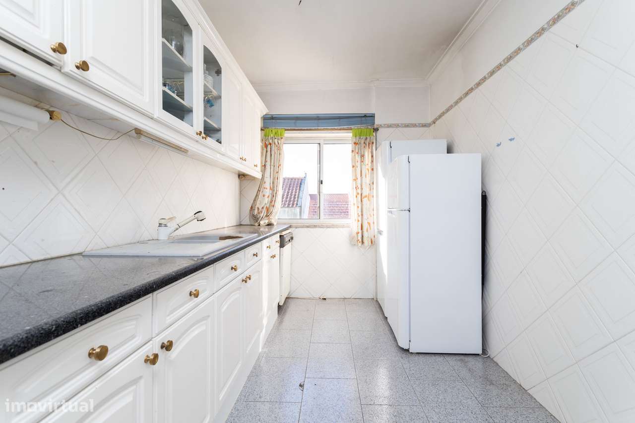 Apartamento T2 na Amadora: Potencial Único com Sótão e Varanda Solaren-6