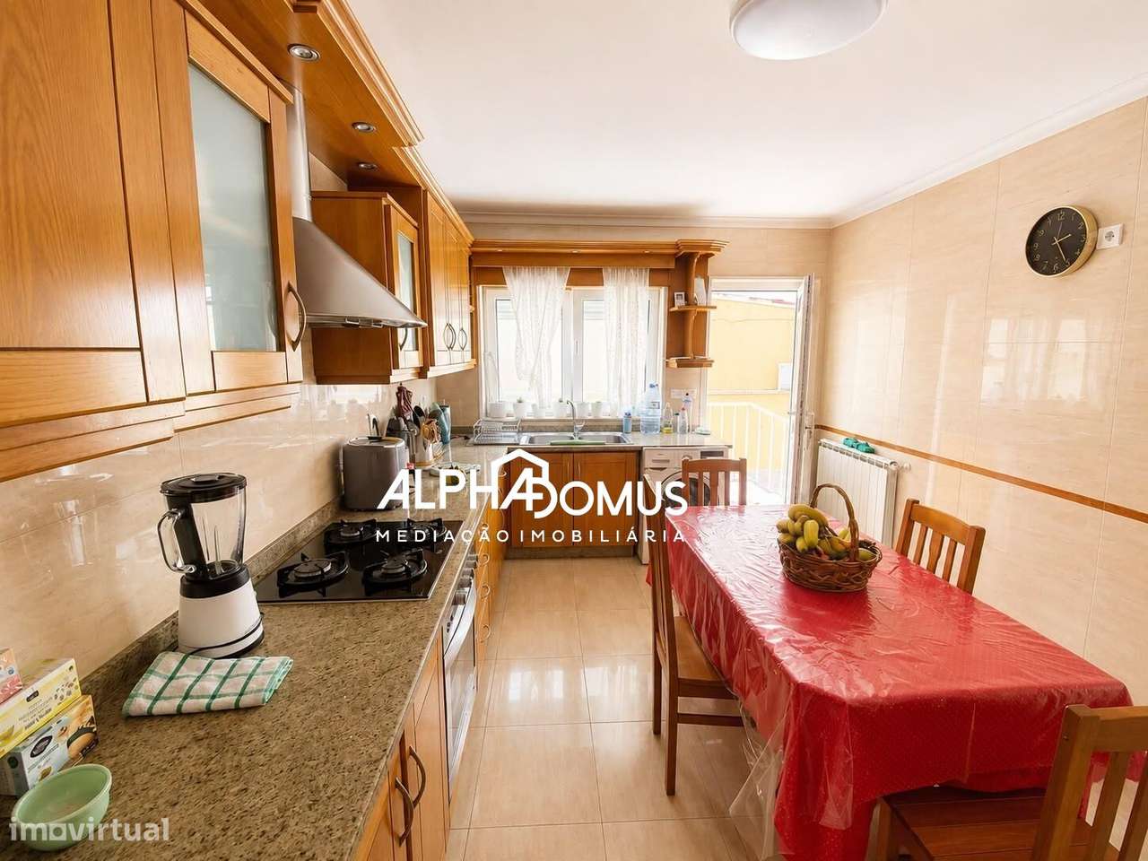 Moradia T4 com Suite, Sotão, Garagem e Espaço Exterior em Valença-34