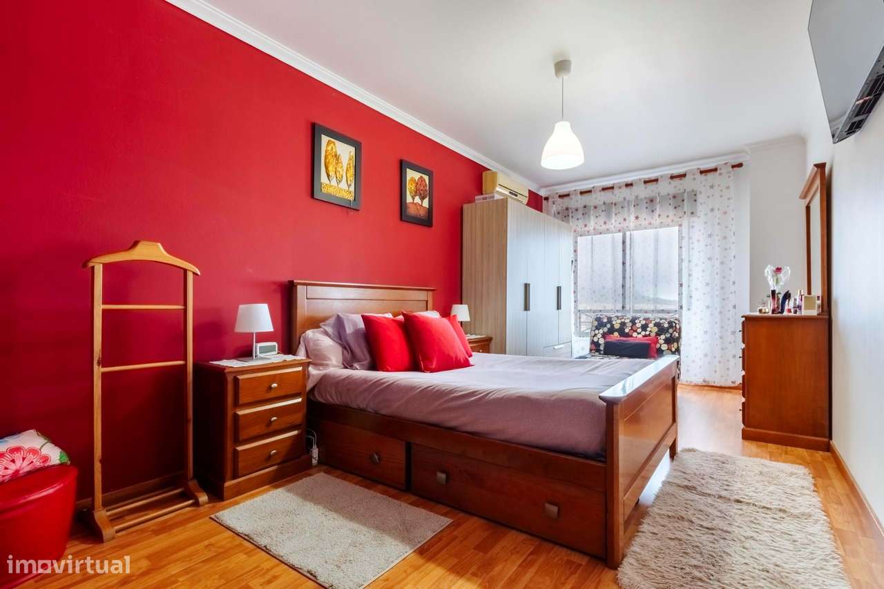 Apartamento T2 Remodelado c/ Lugar de Estacionamento em Mem Martins, S-19