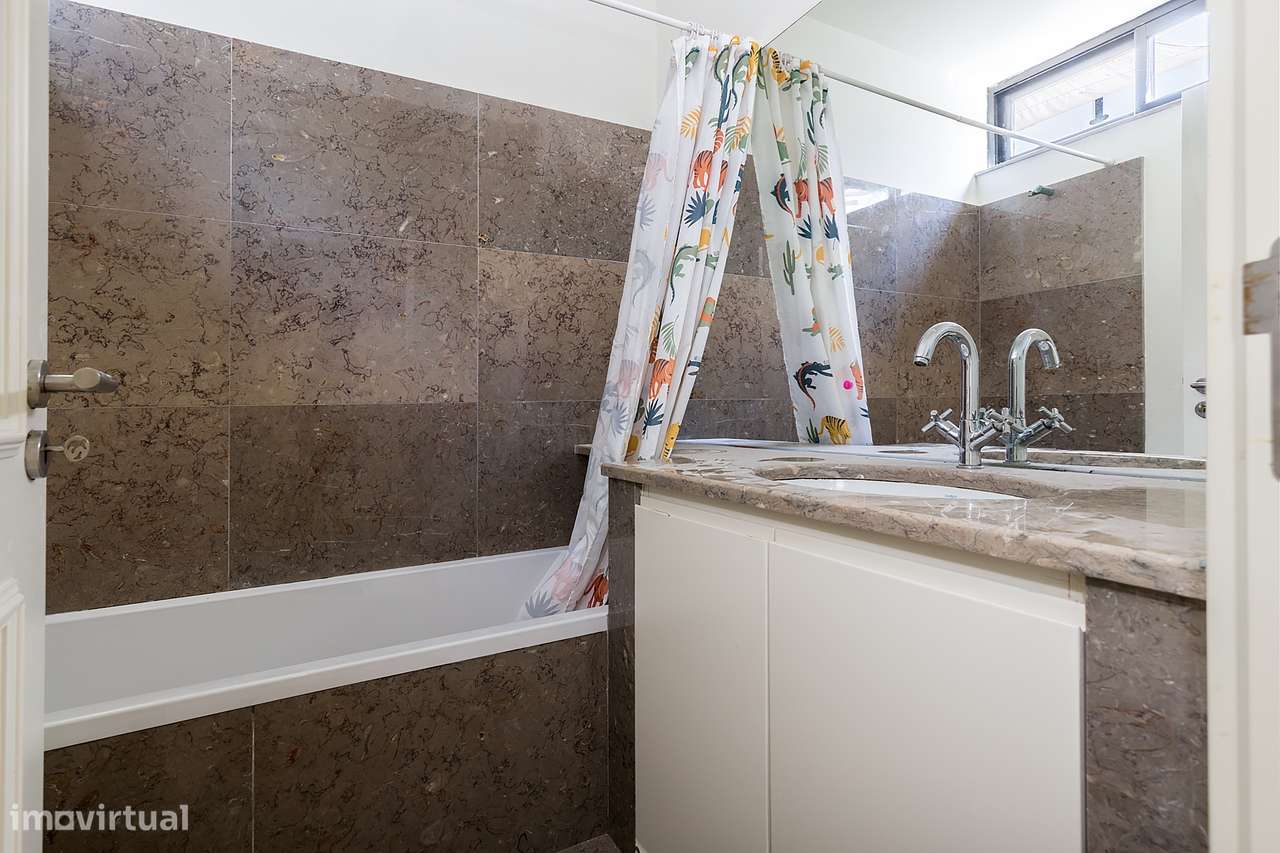 Moradia de luxo com 3 suites, pátio e varandas junto aos Meninos da Gr-19