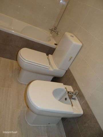 Alugo T1 jovial de vozinha vermelha - Grande imagem: 5/12