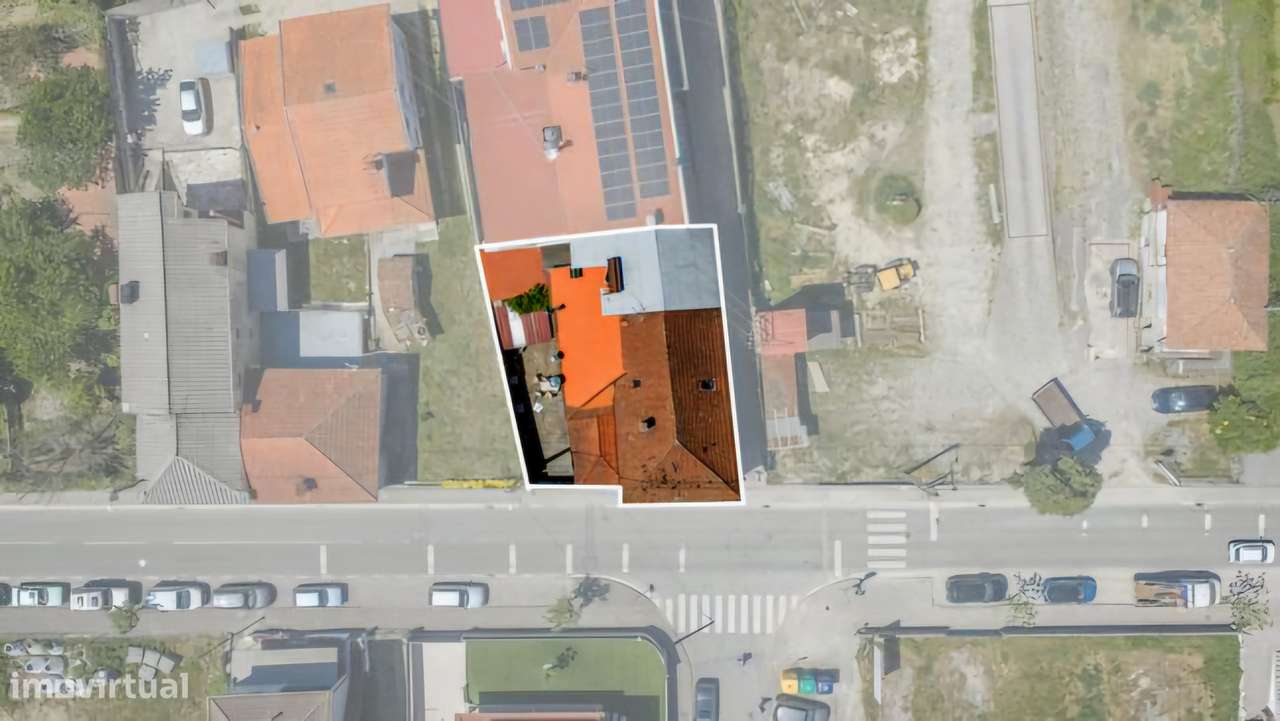 Moradia T3 , com comercio no Res do Chão, em Fafe-34