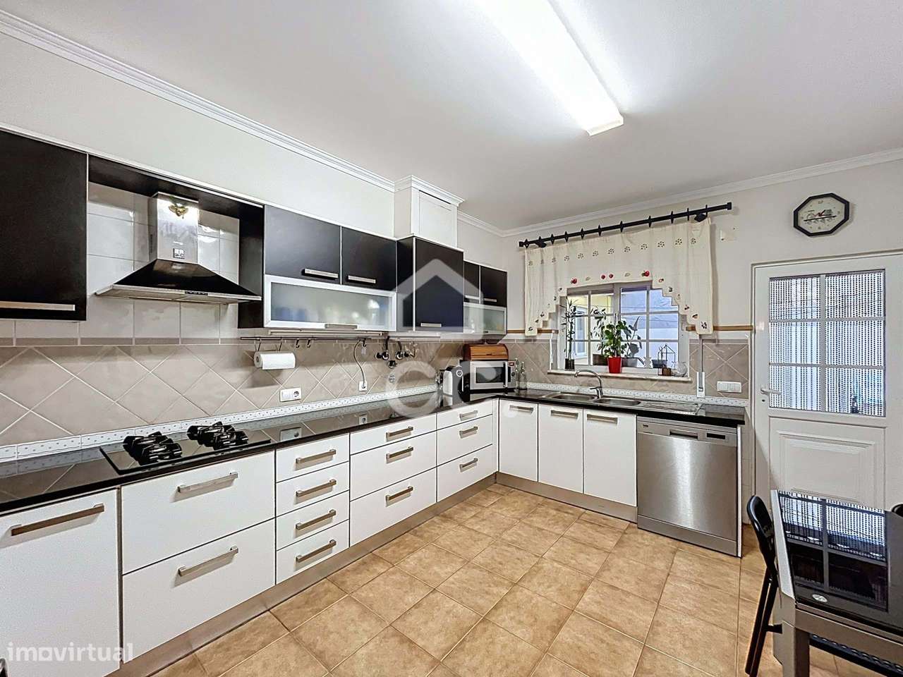 Moradia T4 no Centro do Bombarral com Garagem, Quintal e Varanda - Grande imagem: 4/29