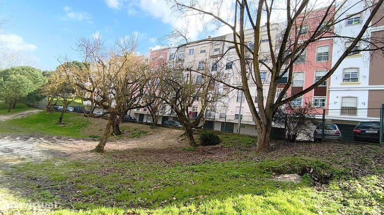 Apartamento T2 com Luz Natural e Localização Tranquila-10