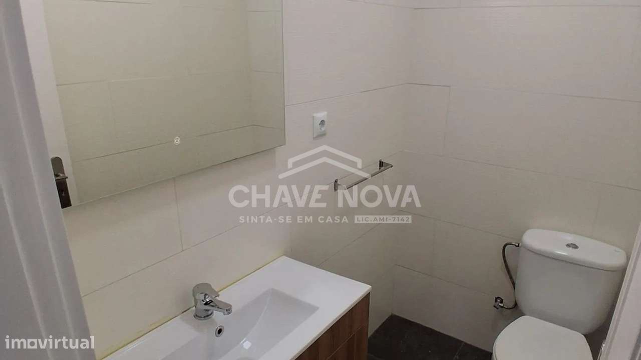 Apartamento T3 com 3 frentes, varandas, garagem e elevador - Fânzeres-9