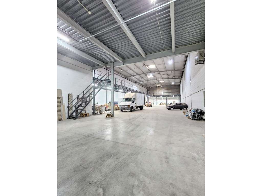 Amplo Armazém com escritórios na Nacional 10, Alverca do Ribatejo-6