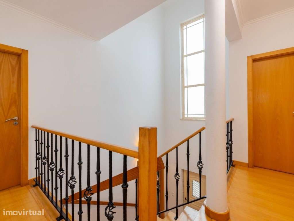 Vende-se Moradia V5 na Aroeira - Almada-12