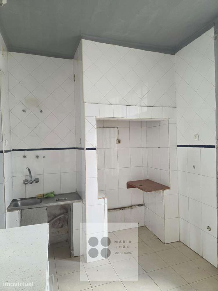 Prédio no Centro de Alhandra, junto á zona Ribeirinha!-9