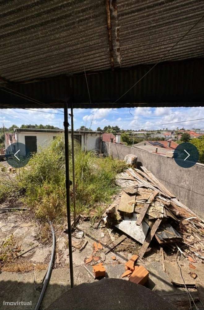 Prédio com 3 Habitações, Garagem e Terreno em Grijó-12
