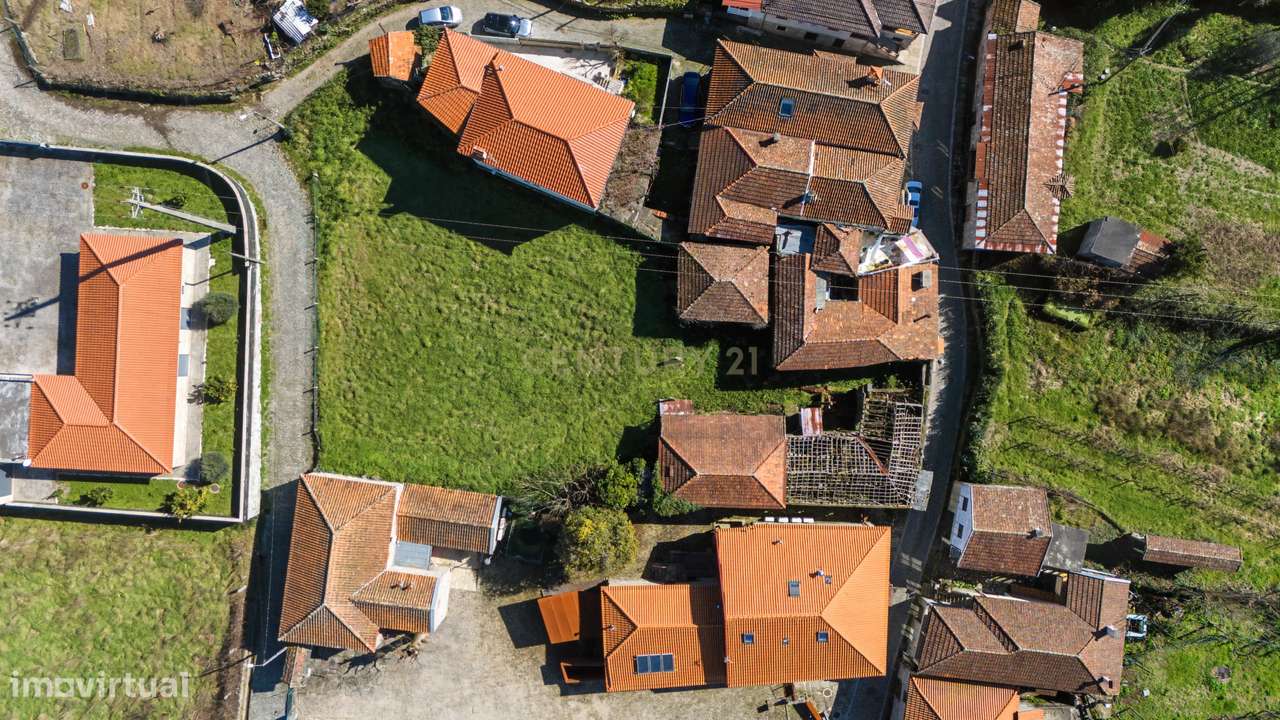 Moradia em pedra para reconstrução com projeto hoteleiro aprovado em A-11
