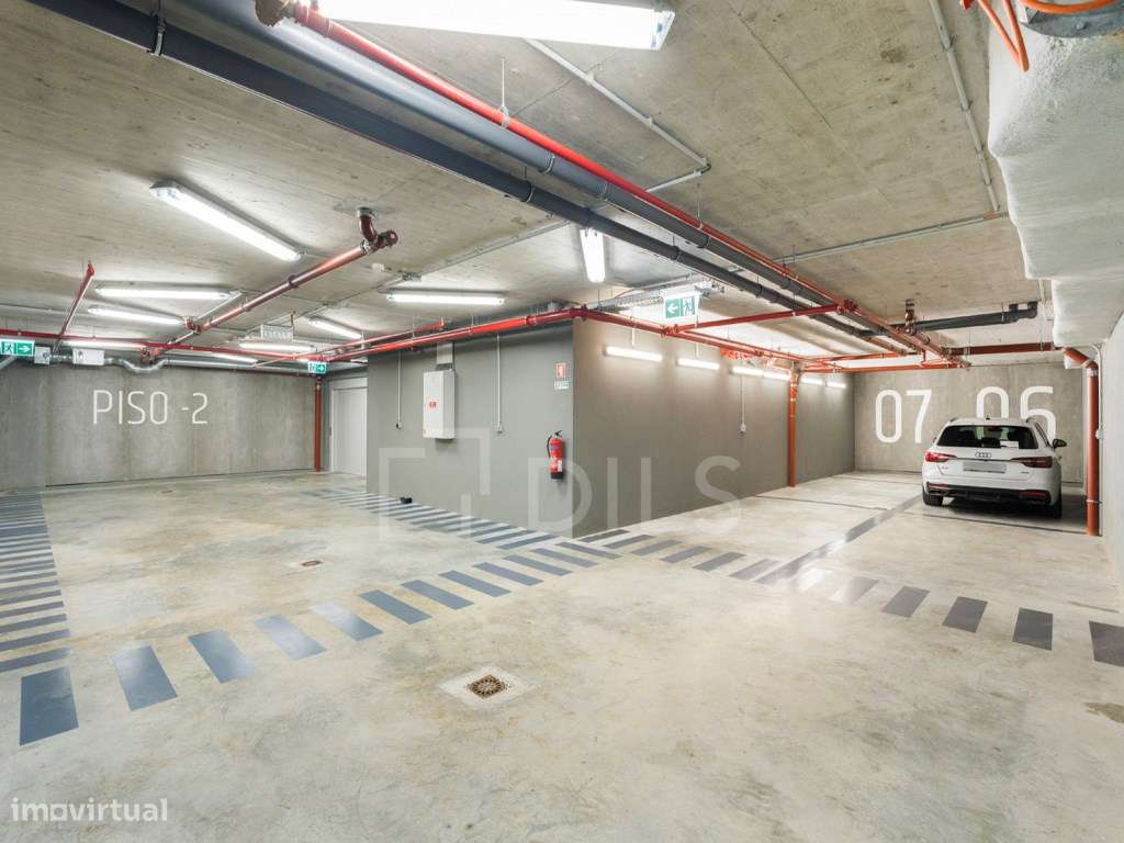 Penthouse T3 com varanda ampla e garagem privada, em Lisboa-39