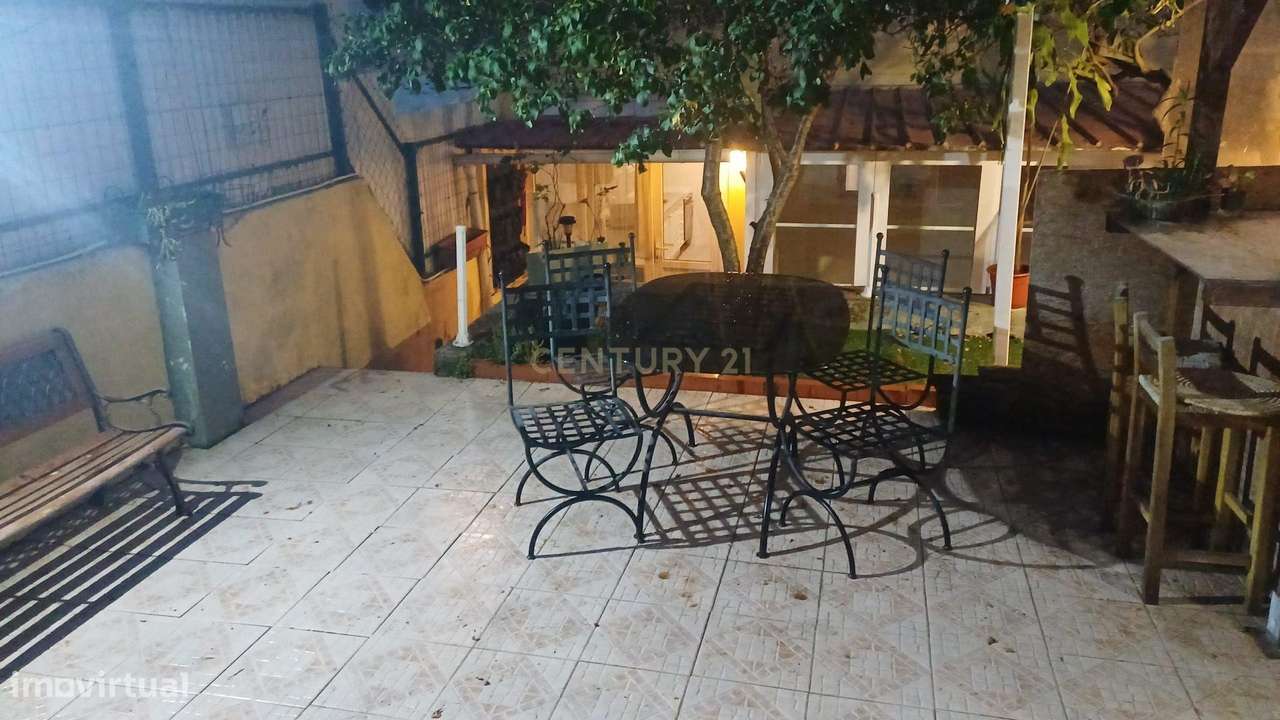 Apartamento T2+1 com Terraço no Centro de Odivelas-31