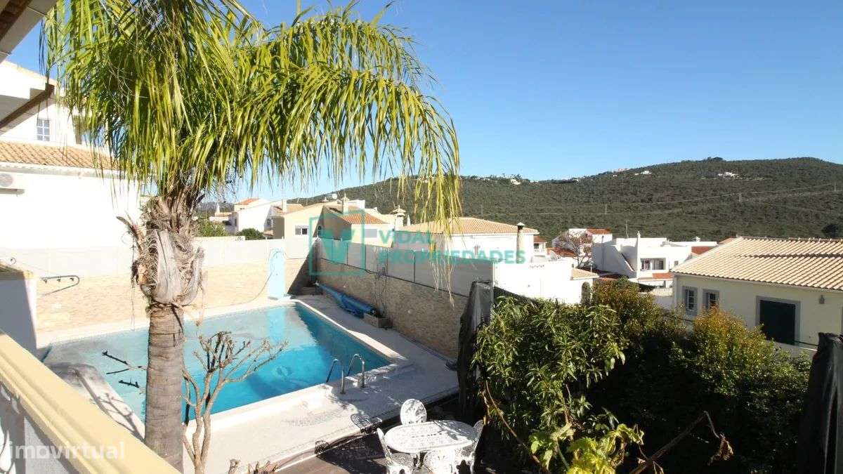 Moradia T7 com piscina e garagem em Loulé-48