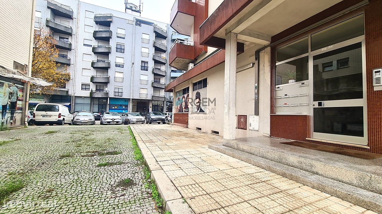 Garagem exterior, junto ao centro da cidade de...