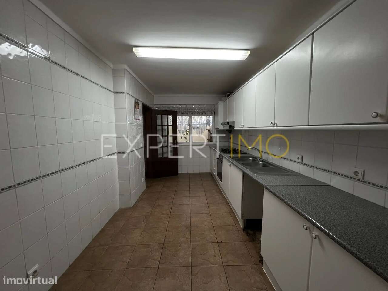 Moradia T4 com garagem, churrasqueira e sotão no centro da Mealhada - Grande imagem: 5/25