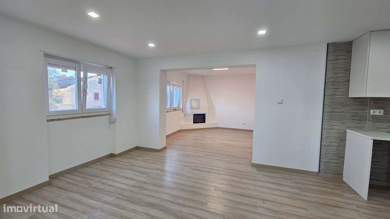 Edifício para Habitação e Comércio - Moradia T3 Renovada c/ Terraço e-46