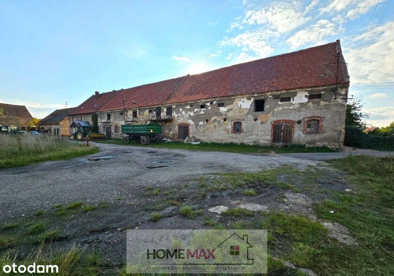 Budynek mieszkalny z zabudowaniami gospodarczymi-12