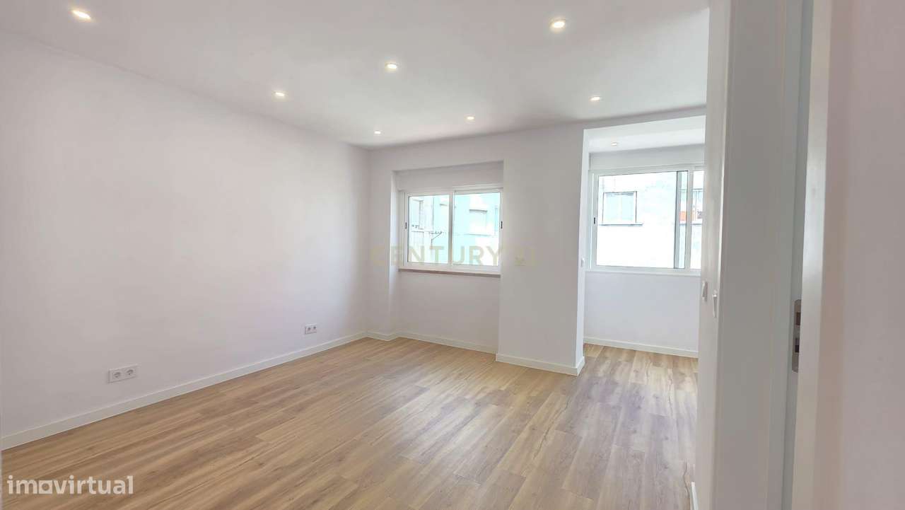 T2 Totalmente Remodelado em Queluz – Pronto a Habitar-8