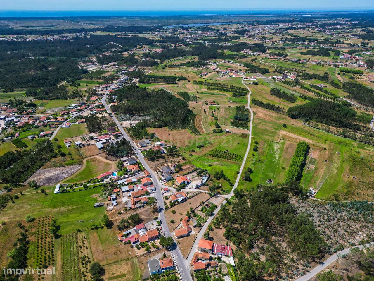 Terreno com cerca de 2.400 m² e viabilidade de construção em Moinhos d-3