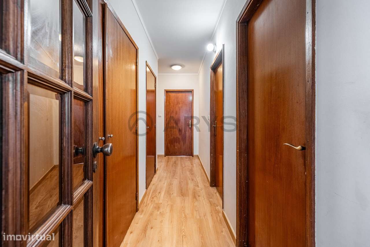Apartamento T3 totalmente remodelado, com excelente exposição solar...-11