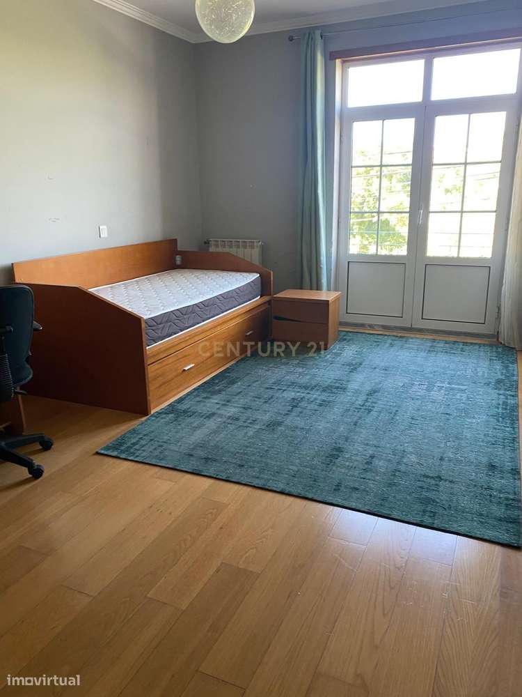 Espaço, Elegância e Localização Privilegiada – Andar de Moradia T5 no-16