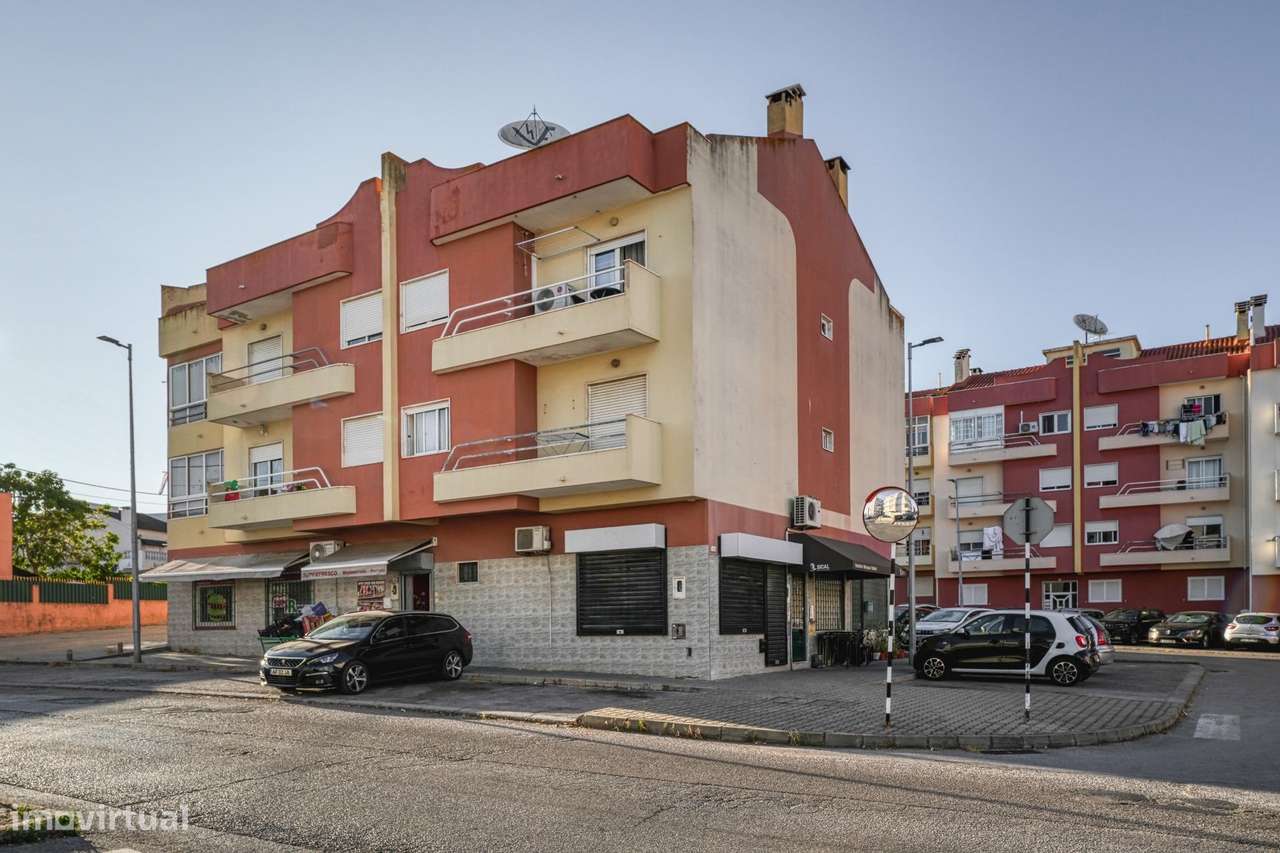 Apartamento T2+1 Totalmente Remodelado no Casal do Marco, Seixal-24
