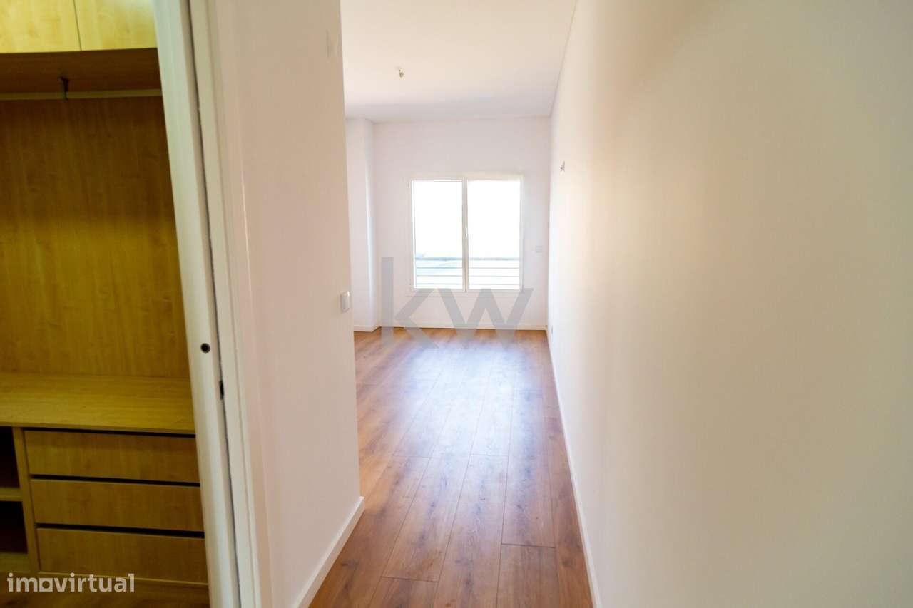 Oportunidade nas Colinas: T3 com Estilo, Luz Natural e Estacionamento-26
