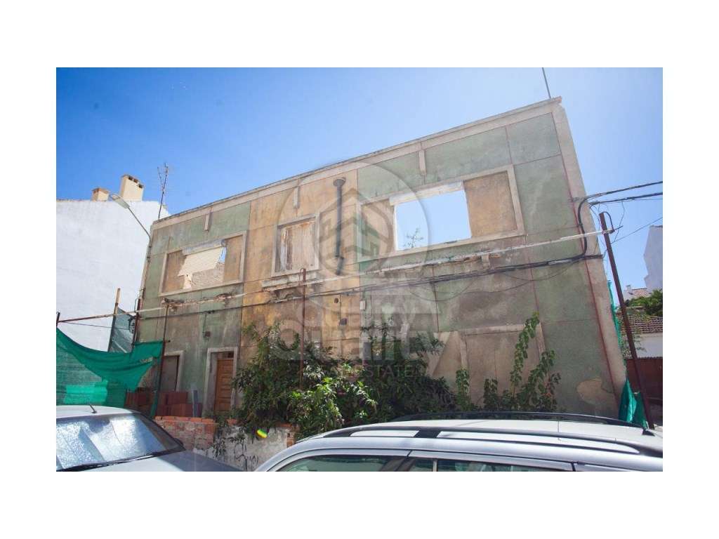 Prédio em ruína na Baixa da Banheira - Grande imagem: 3/30