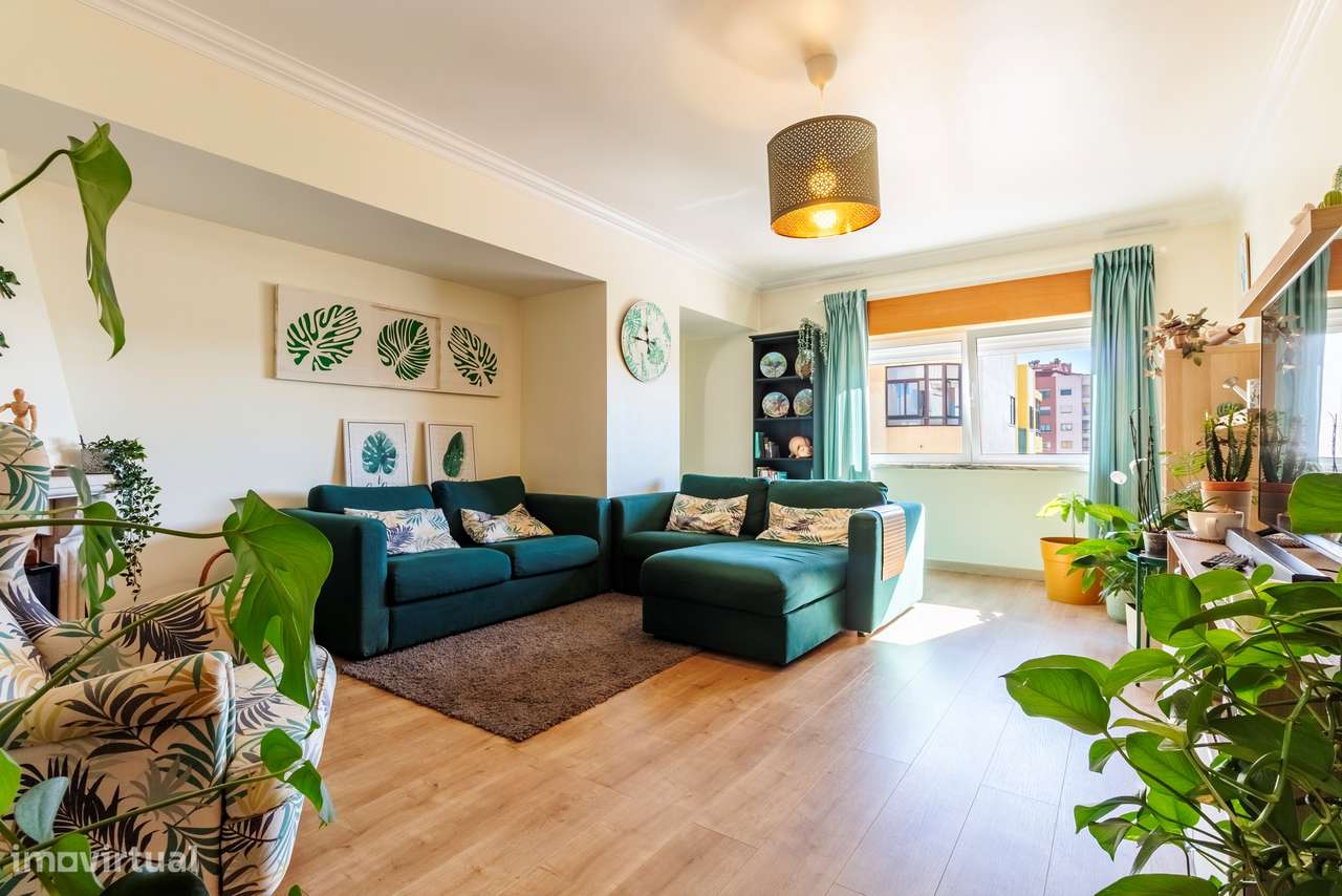 Apartamento T3 convertido em T2 c/ 2 Salas, Semi Remodelado em São Mar-0