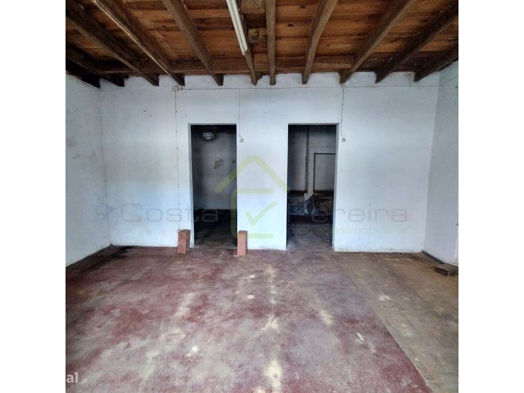 Moradia para renovação no centro de Monte Redondo-18