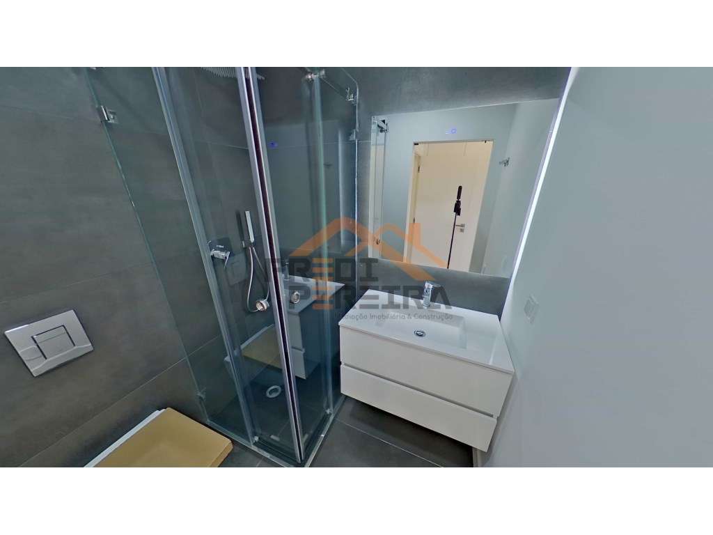 Apartamento T3, localizado em Santo António dos Cavaleiros.-11