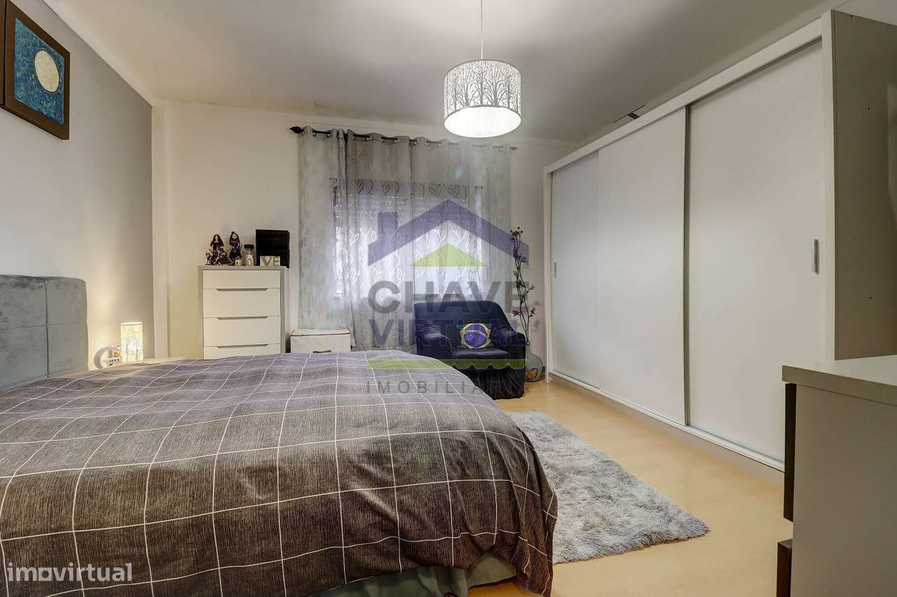 Apartamento T3 com Sótão Amplo - Centro Bombarral-32