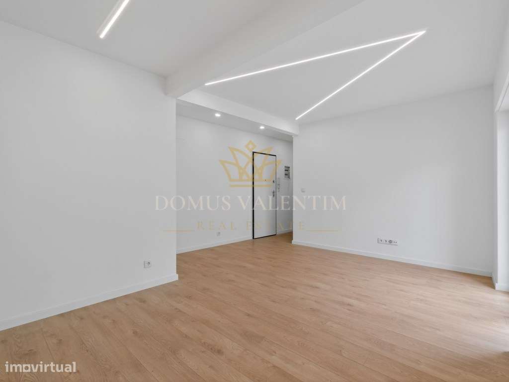 T2 Totalmente Remodelado em Almada - Conforto e Modernidade-4