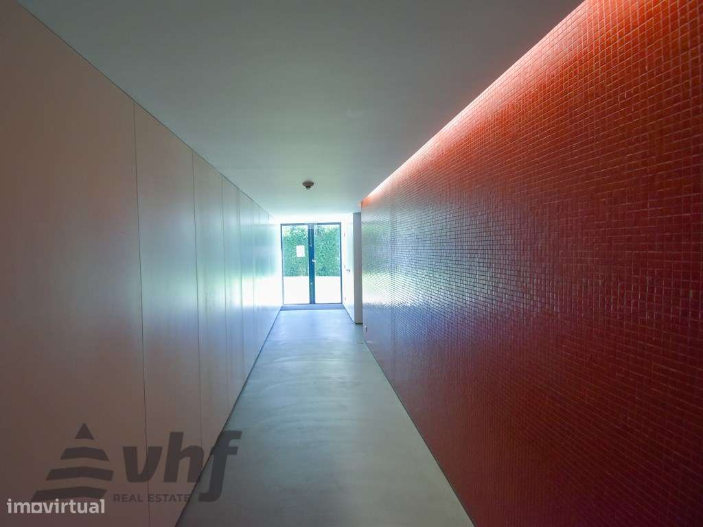 Oportunidade Única: T5 de Excelência no Condomínio Jardim das Camélias-36