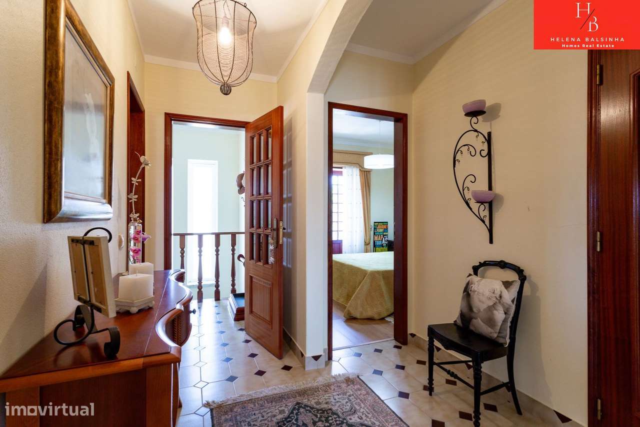 Bonita moradia V6, situada nos Casais de São Lourenço, junto à pra-36