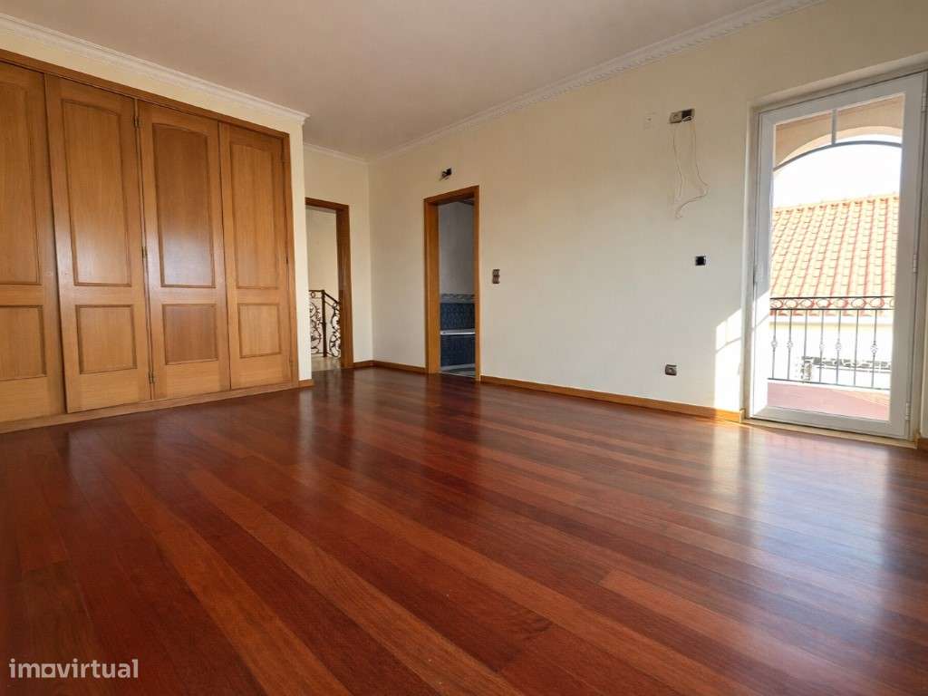 Moradia T5 com Grandes Áreas, Garagem Ampla e Espaço Exterior - Grande imagem: 3/49