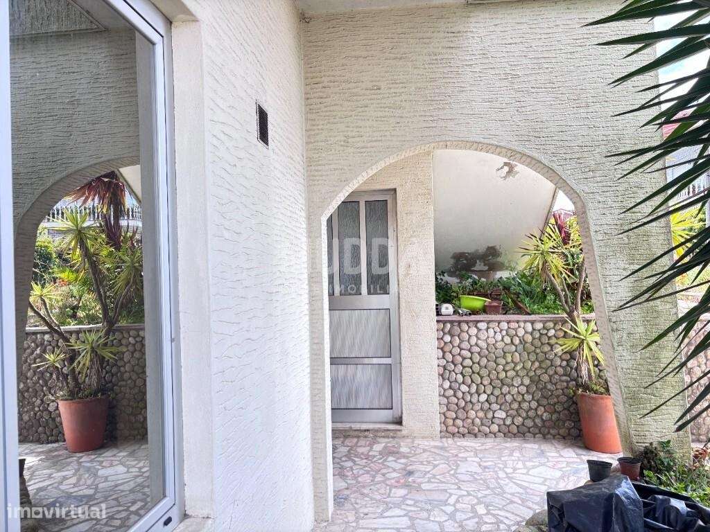 Moradia BI-FAMILIAR com amplas varandas-46