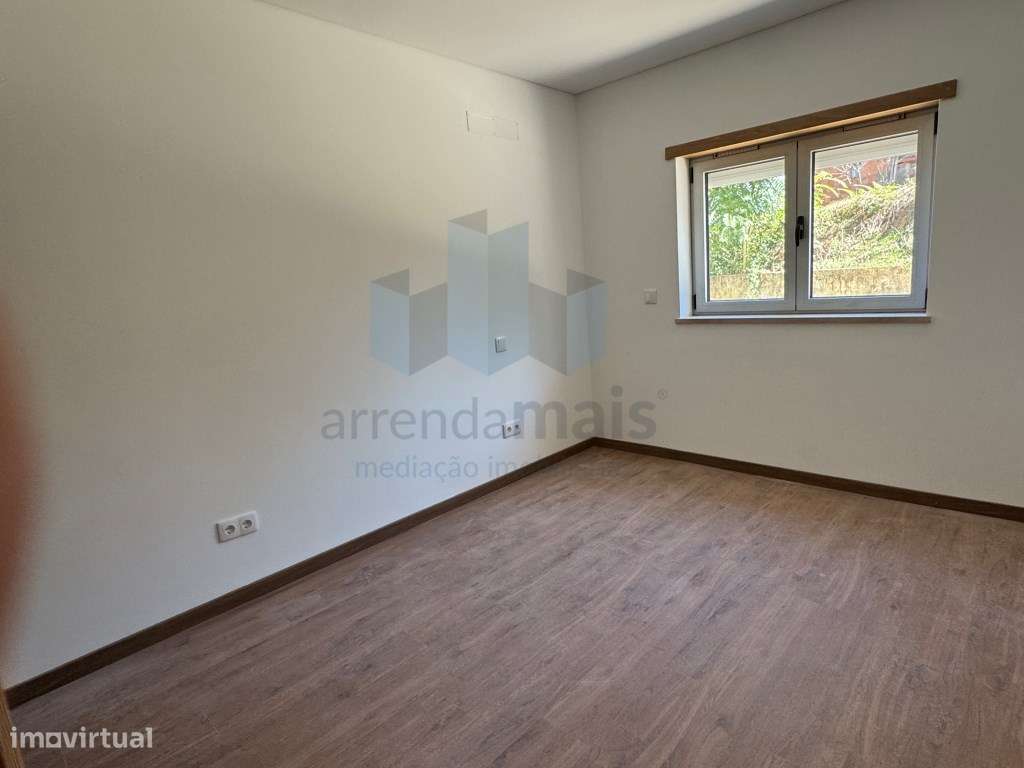 Vende-se T3 Novo Ultimo piso e com garagem fechada p 2 carros-6