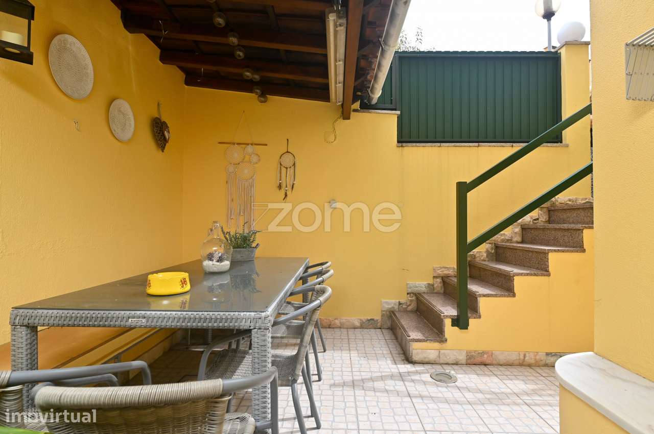 Moradia T3 + 1 remodelada, na Aldeia de Juso (Bairro Chesol)-32
