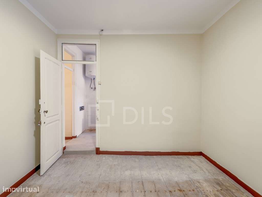 Apartamento T2 com terraço, para reabilitar nos Anjos, Lisboa-8