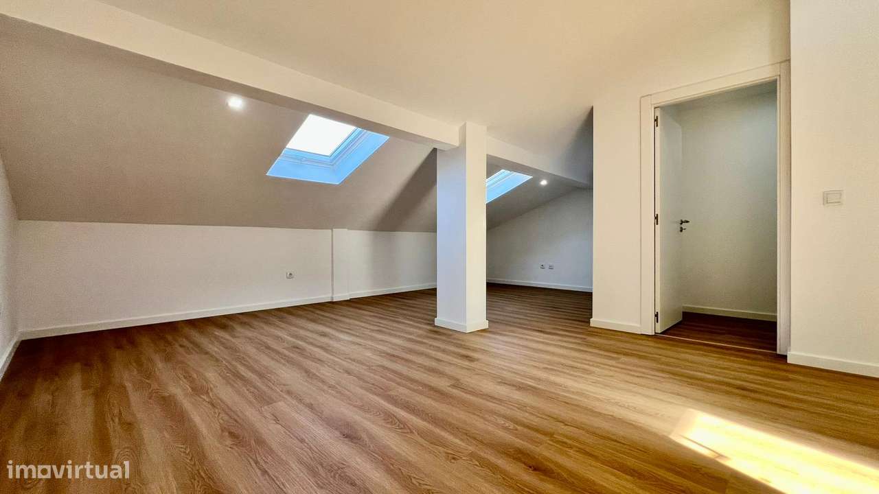 Apartamento T3+1 Duplex | 154 m² | Totalmente Remodelado | Queluz-46