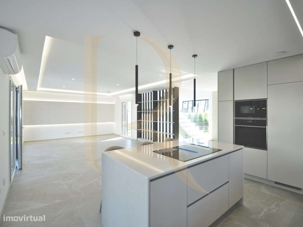 Moradia T3 isolada com piscina, churrasqueira e garagem na Aroeira-5