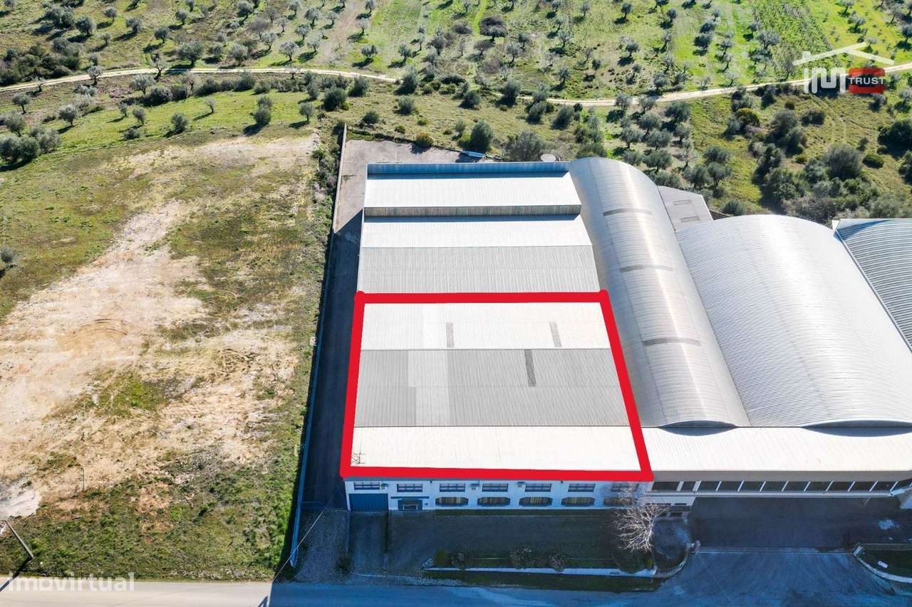 ARMAZÉM COM 7OO M2, ESCRITORIOS E SHOWROOM (OUREM) - Grande imagem: 3/25