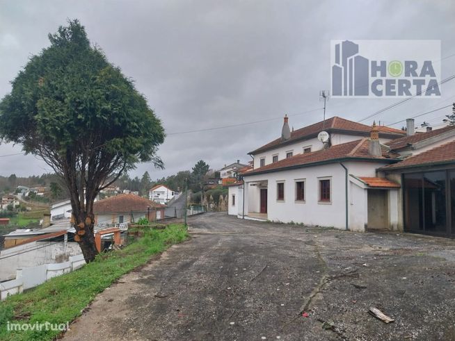 Moradia T3+2, inserida em lote de gaveto com 1192m² - Ace...